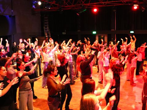 Die Teilnehmerinnen des Weltmädchentages beim gemeinsamen Tanz