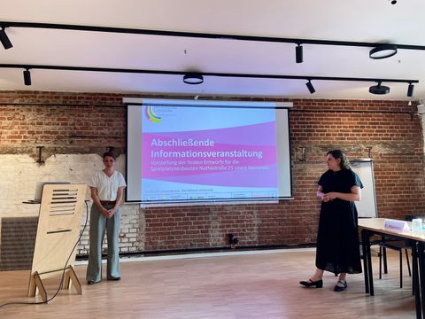 Von links nach rechts: Bezirksstadträtinnen Dr. Saskia Ellenbeck und Eva Majewski