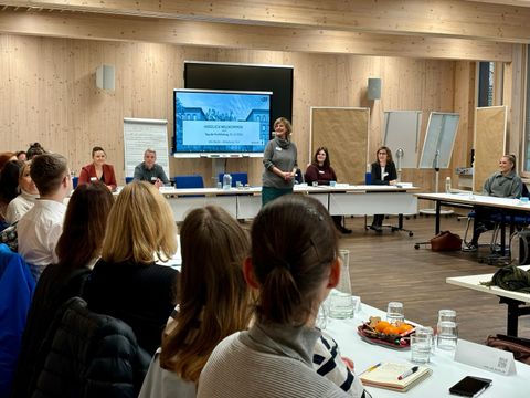 Frauke Mönkeberg begrüßt die teilnehmenden Fortbildungsbeauftragten