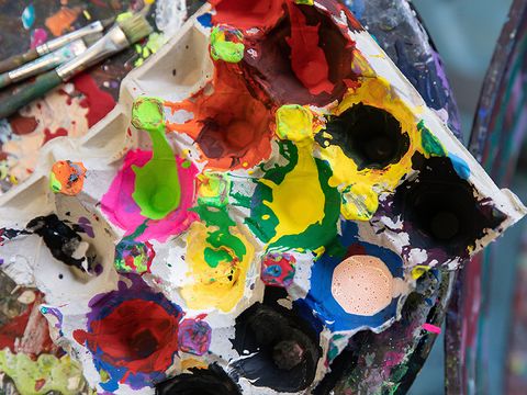 Malatelier: Pinsel liegen neben einer Farbpalette aus Eierkarton. (Bild: © Sebastian Runge)