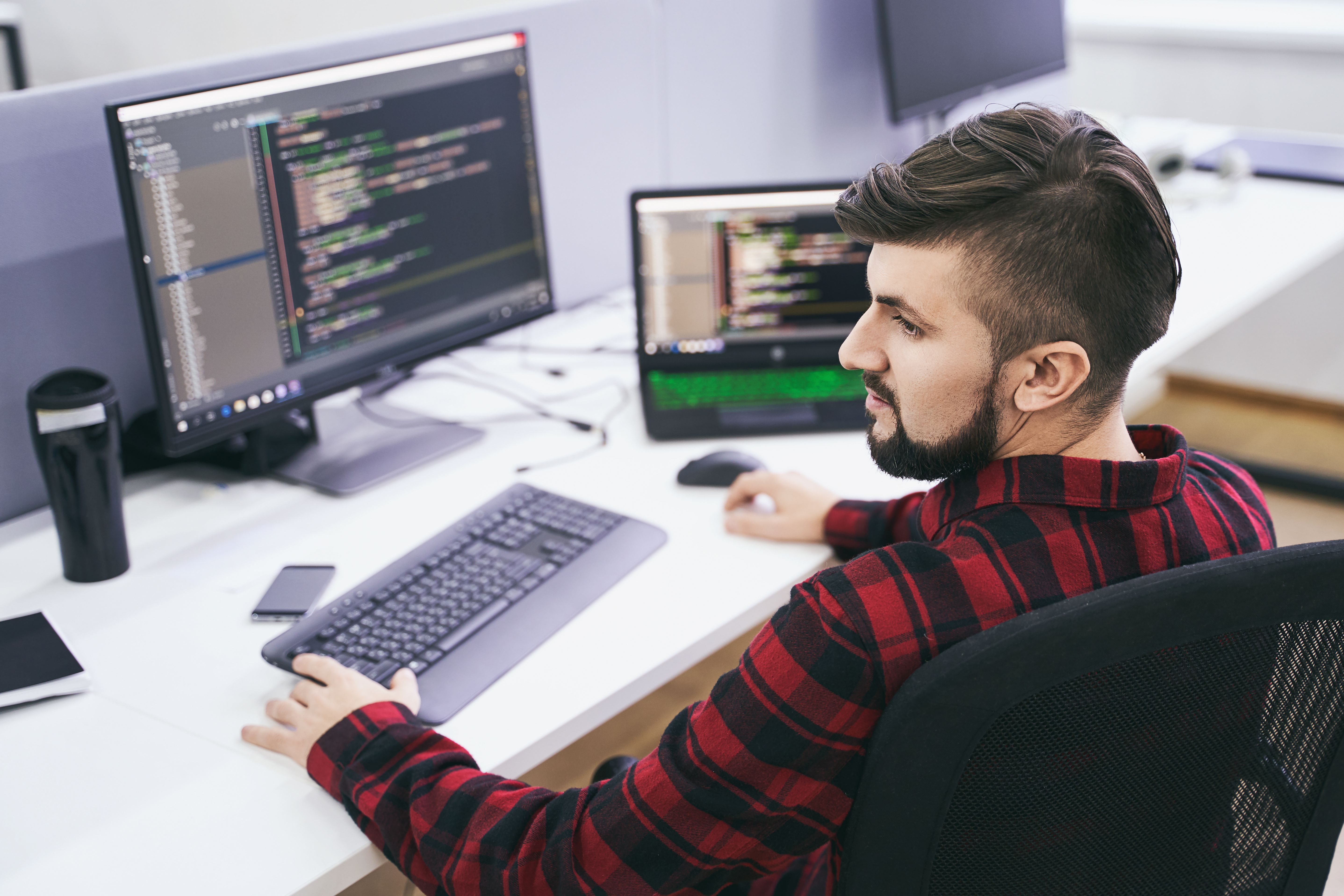 IT Fachkraft arbeitet am PC