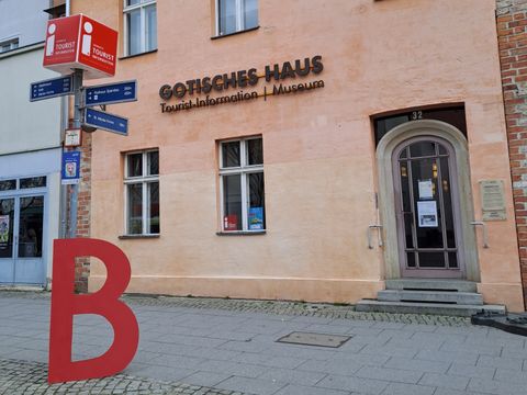 Großes rotes "B" vor dem Gotischen haus Spandau