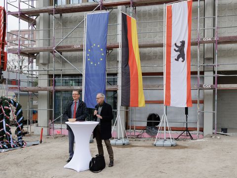 Senator Christian Gaebler und der Leiter der Schulbauoffensive Norbert Illiges beim Richtftest