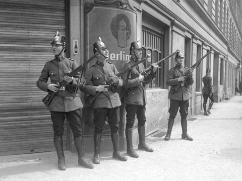 Beobachtende Polizisten in Neukölln