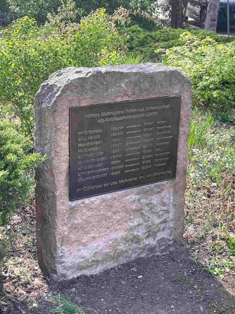 Wiederhergestellter Gedenkstein auf dem Albineaplatz