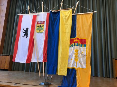 Steglitz-Zehlendorf zeigt Flagge(n)
