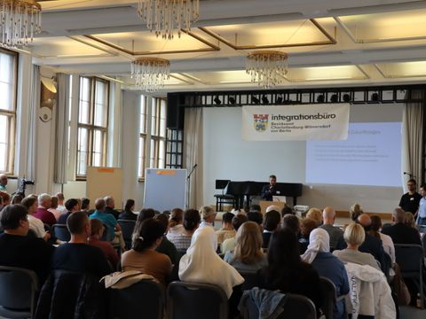 Zukunftstag 2026: Publikum sitzt im Festsaal des Rathauses Charlottenburg, Blick auf die Bühne.