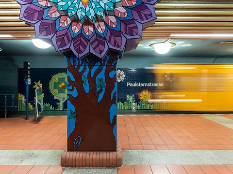 Als Baum gestalteter Pfeiler im U-Bahnhof Paulsternstrasse