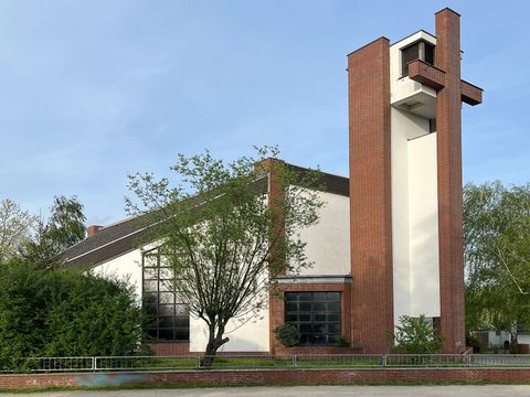 Kirche Heilig Kreuz in Berlin-Alt-Hohenschönhausen (Bild: Landesdenkmalamt Berlin, Joris Hube)