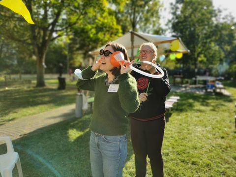 Projekt auf einer Wiese, Spiel, Bibliothek in Buch