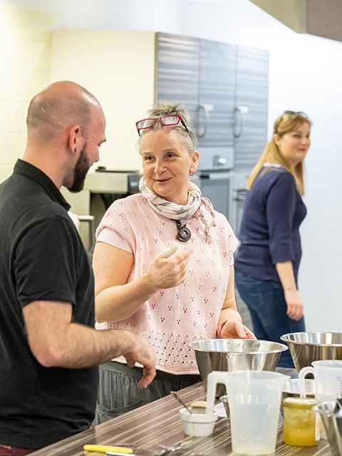 Die Kursleiterin Frau Ziegler im Gespäch mit einem Teilnehmer