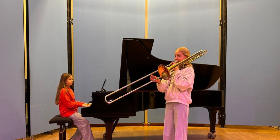 Ruby am Klavier und Ida mit Posaune