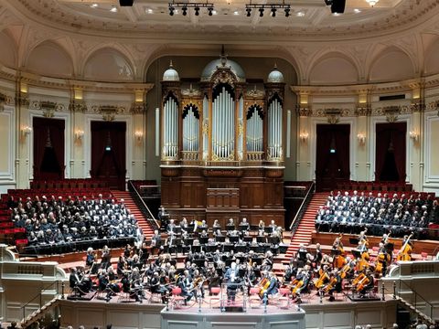 Foto des Amsterdamer Chors KCOV Excelsior und dem Sinfonie Orchester Schöneberg (SOS) in der renommierten Concertgebouw Amsterdam