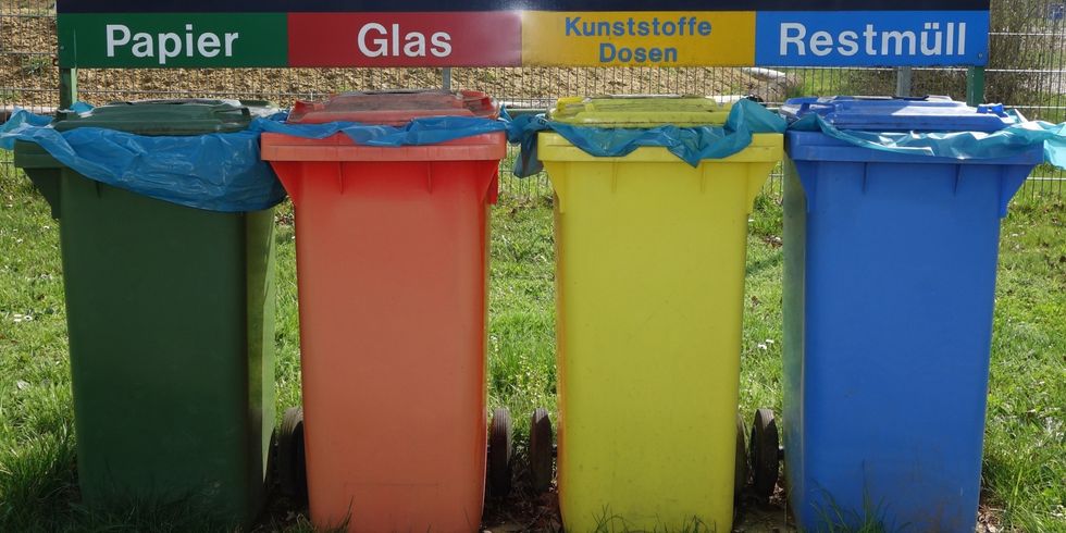 verschiedenfarbige Mülltonnen für Papier, Glas, Kunststoffe und Restmüll