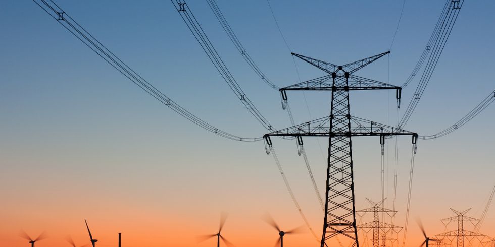 Strommast Freileitungsmast in der Abenddämmerung
