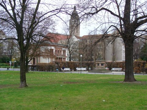 Alt-Lietzow-Platz mit Gefallenendenkmal, Villa Kogge und Rathaus Charlottenburg, 9.12.2006, Foto: KHMM