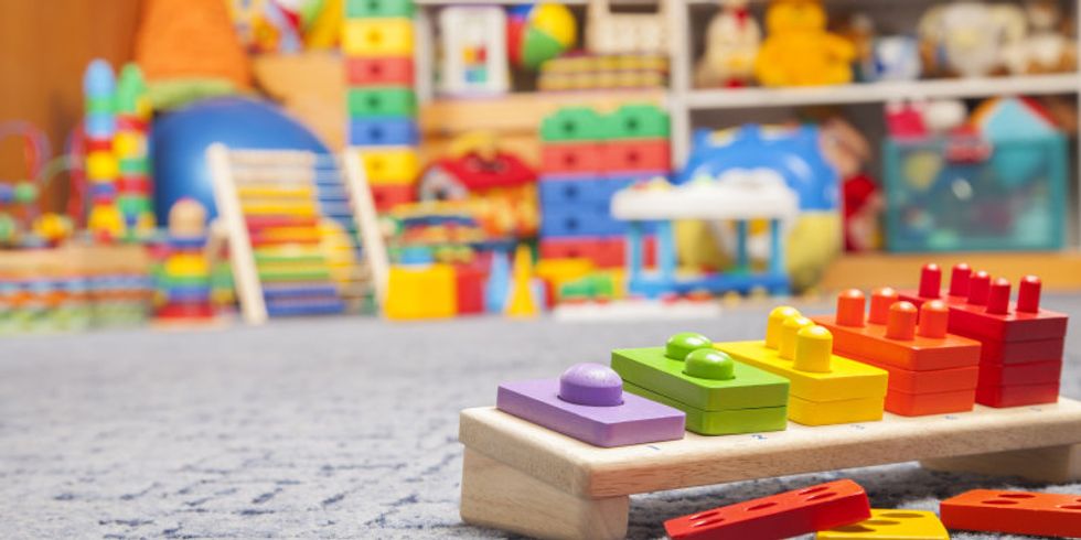 Kinderspielzeug auf Boden
