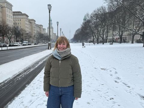 Insa Kehlenbeck auf der Frankfurter Allee mit Blick auf das Frankfurter Tor und den Fernsehturm