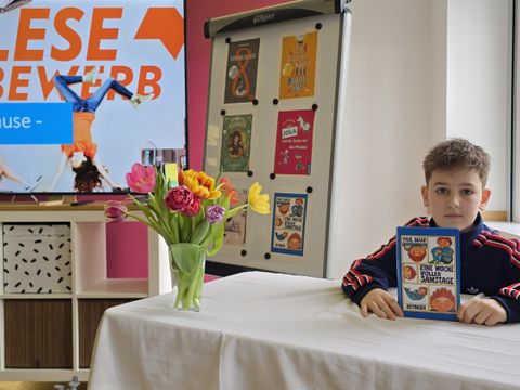 Jaron überzeugte mit seinem Lieblingsbuch „Das Sams“ (Band 1, Eine Woche voller Samstage) und einem Text aus „Nurs Geheimnisse“