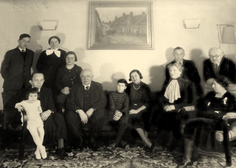 1. Reihe vorn: Lili, ihr Vater Joachim Krotoschiner, Georg Barasch, Hanni und ihre Mutter Herta Krotoschiner (Tochter von Georg Barasch), Berta Barasch, Irene Barasch-Haas 2 Reihe hinten: Werner Barasch, Lotte, Else Barasch, dann rechts hinten Erich Barasch (Sohn von Georg) und Artur Barasch