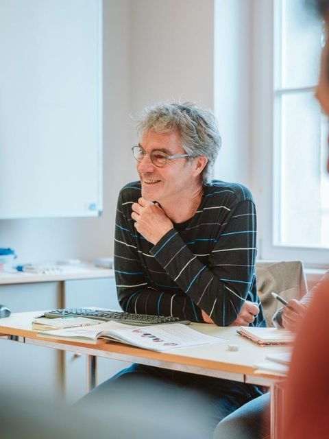 Dr Georg Jansen sitzende im Unterricht - Gestik 7