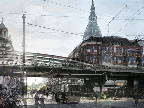 Michael Wesely mit Historischer Postkarte: Eberswalder Straße Ecke Schönhauser Allee, Berlin-Prenzlauer Berg 1920/2025