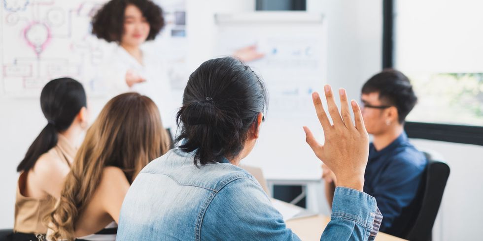 Schüler und Lehrer im Klassenraum