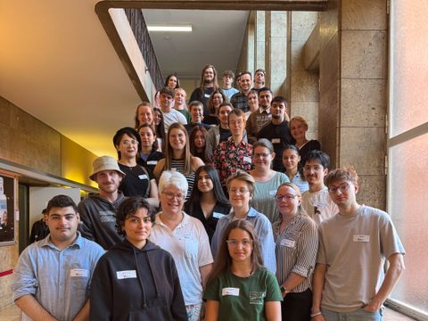 Gruppenfoto mit neuen Auszubildenden, JAV und Bezirksbürgermeisterin Stefanie Remlinger