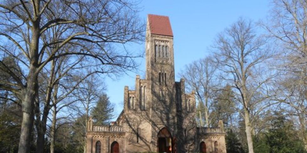Außenansicht der Feierhalle, Friedhof In den Kisseln