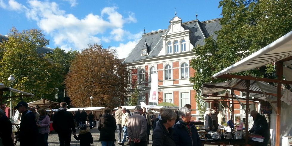 Antik- und Kunstmarkt an der Villa Oppenheim.
