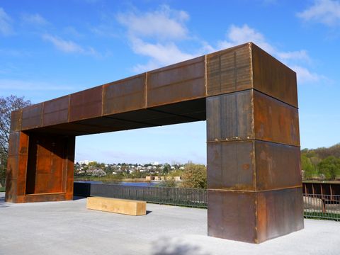 Platz am Hellersdorfer Fenster, einem massiven Rahmen aus Corstenstahl mit Blick über das Wuhletal