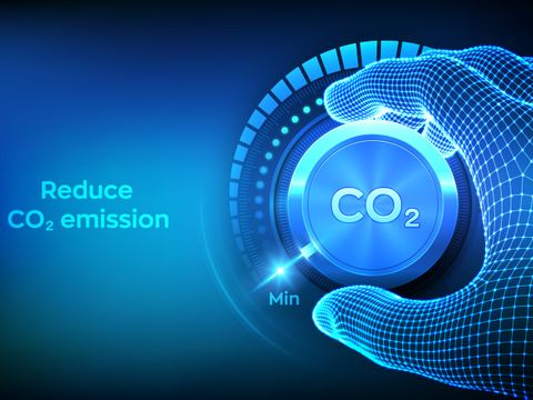 Hand dreht am Regler für CO2