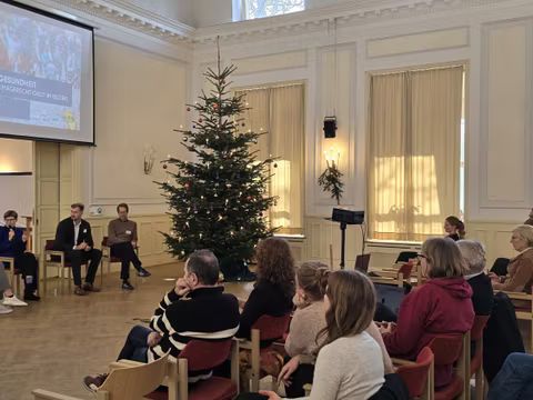 Moderatorin Kerstin Hauswald stellte den Stadtrat*innen Annika Gerold, Max Kindler und Florian Schmidt Fragen zum Thema der Klimagerechtigkeit