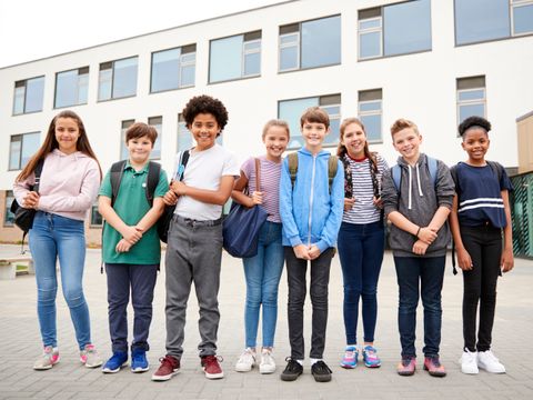 Schüler und Schülerinnen vor der Schule