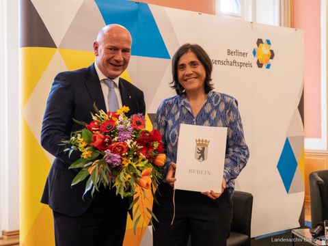 Kai Wegner zeichnet Bénédicte Savoy mit dem Wissenschaftspreis aus