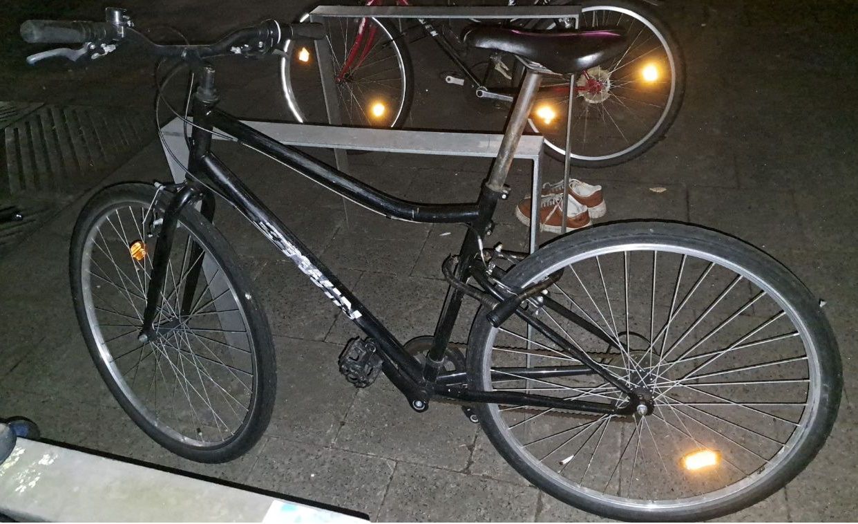 Schwarzes Herrenfahrrad