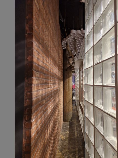 Backsteinwand parallel zu Glassteinwand