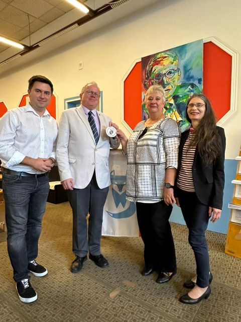 Übergabe der Sondermittel-Plakette mit (v.l.n.r) Tomasz Klon (CDU), Frank Zwiener (SOPRORO e.V., 2. Vorsitzender), Kerstin Köppen (BVV-Vorsteherin), Andrea Behnke (B90/Die Grünen) (Bild: BA Reinickendorf)