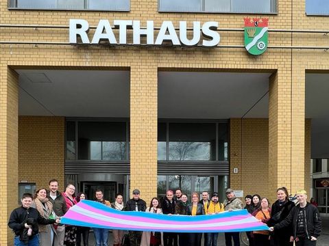 Das Bezirksamt Marzahn-Hellersdorf und engagierte Personen aus dem Bezirk hissen zum ersten Mal die Transgender-Fahne vor dem Rathaus.