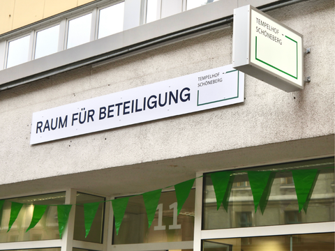 Ladenschild des Raums für Beteiligung in der Dominicusstraße 11