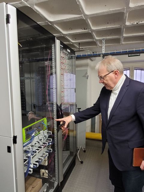 Bezirksstadtrat Harald Muschner vor einem neuen Serverschrank im Keller der Julius-Leber-Oberschule (Bild: BA Reinickendorf)