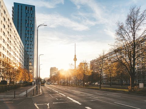Stadtansicht mit Blick zum Alexanderplatz im Morgenlicht