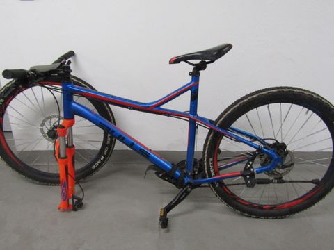 Blau-rotes Fahrrad