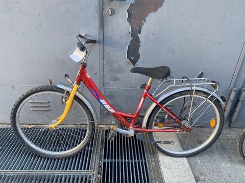 Rotes Kinderfahrrad