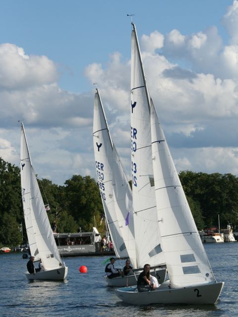 Segelbooze in Fahrt auf dem Wasser