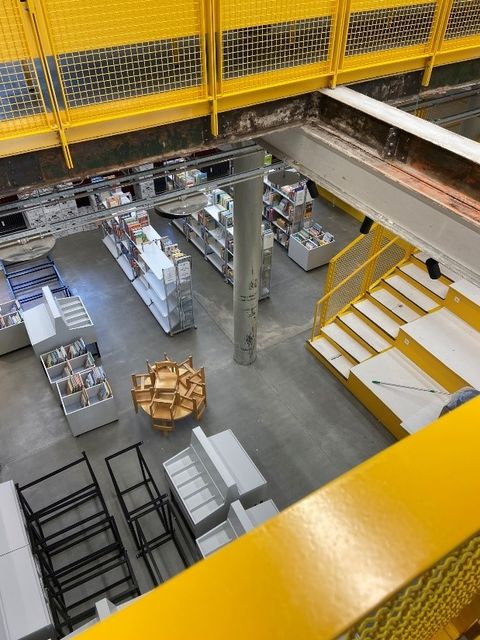 Blick von Oben in einen großen raum mit Bücherregalen