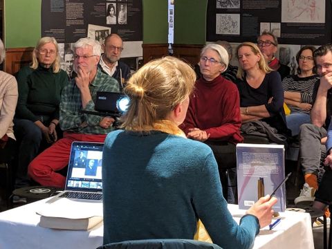 Foto einer Lesung in der Ausstellung zum Romanischen Café