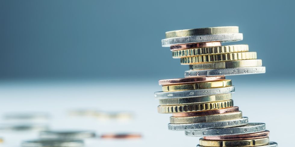 Schief und ungleichmäßig gestapelte Euro-Münzen