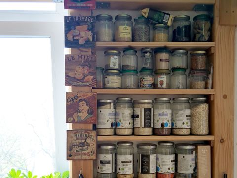 Regal mit Lebensmitteln in Gläsern