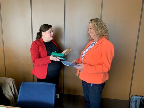 Übergabe von Gastgeschenken durch Bezirksstadträtin Eva Majewski an Landrätin Bettina Dickes. (Bild: Landkreis Bad Kreuznach)